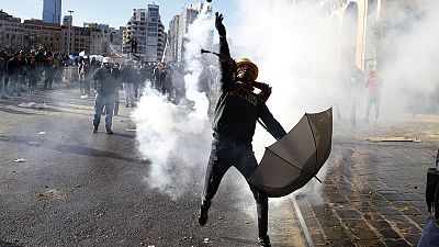Bejrút: könnygázt lőttek a tüntető tömegbe a libanoni biztonsági erők