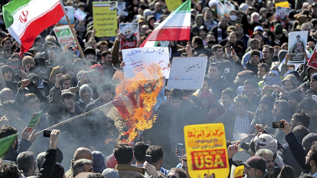 فيديو: في ذكرى الثورة الإيرانية.. خطابٌ هجومي للرئيس روحاني وأعلامٌ أمريكية تُحرق