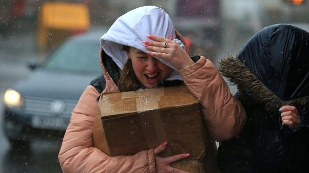 Vientos fuertes y lluvia en Sheffield, al norte de Inglaterra, mientras la tormenta Ciara recorría el país. Vientos fuertes y lluvia en Sheffield, al norte de Inglaterra, mientras la tormenta Ciara recorría el país.