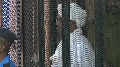 البشير أثناء محاكمته في السودان