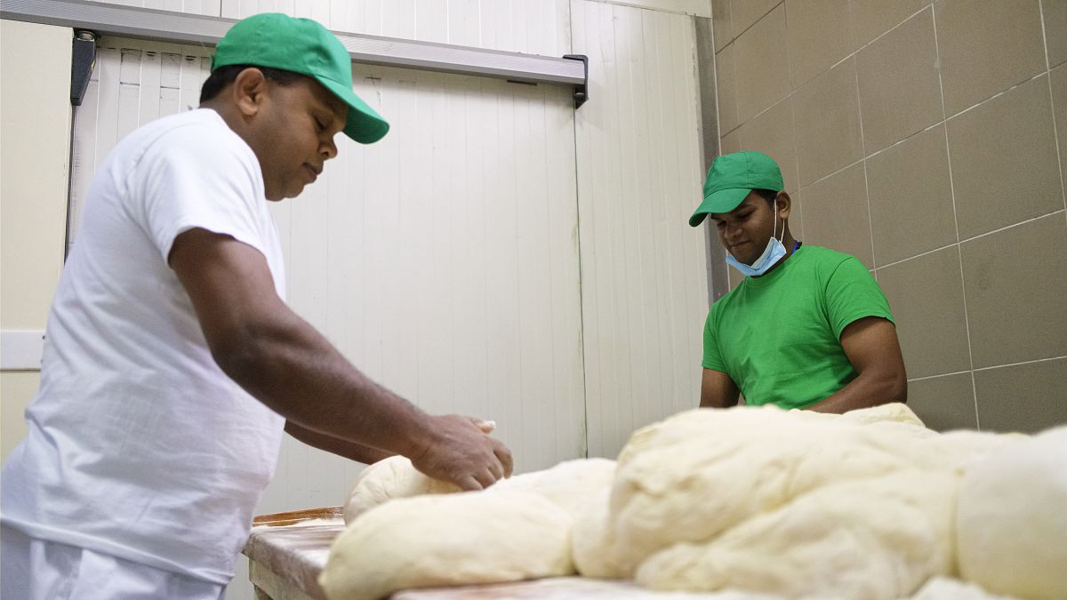 Bocsánatkérést követelnek a helyiek a ditrói pékségtől, amiért az vendégmunkásokat foglalkoztat