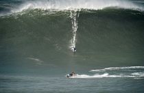 Surfista Lucas Chianca surfa onda na Nazaré
