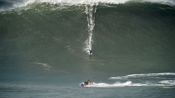 Surfista Lucas Chianca surfa onda na Nazaré Surfista Lucas Chianca surfa onda na Nazaré