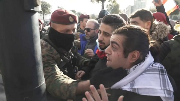 Libano: fiducia al nuovo governo, proteste in piazza Libano: fiducia al nuovo governo, proteste in piazza