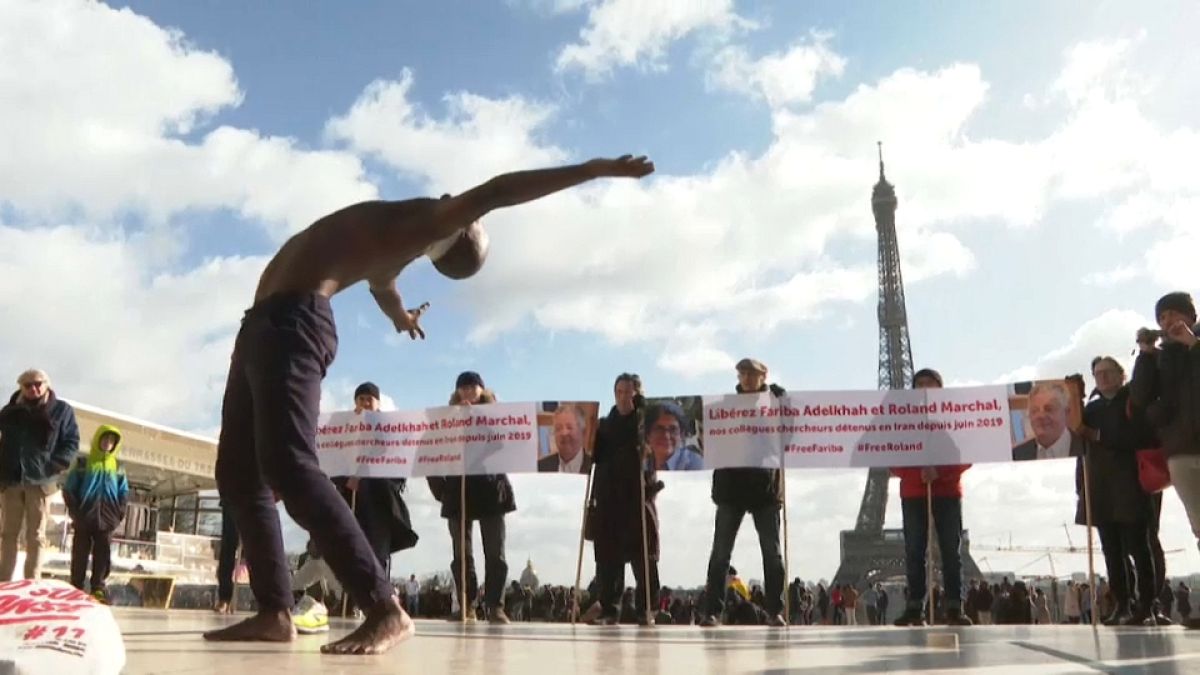 شاهد: مظاهرة في باريس للمطالبة بإطلاق سراح باحثيْن معتقليْن في إيران