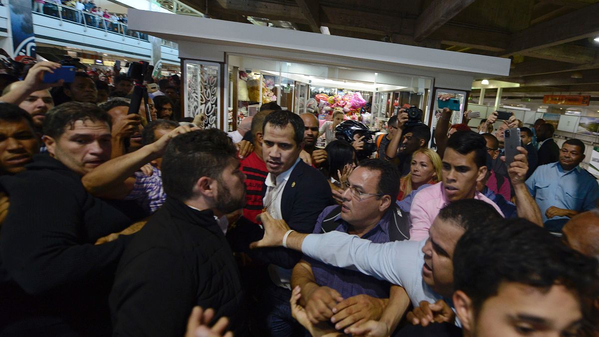 Tumultuoso regreso de Juan Guaidó a Caracas entre golpes e insultos de chavistas