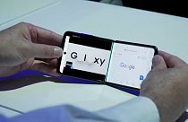 موظف في شركة سامسونغ يعرض مميزات هاتف غالاكسي زاد فليب الجديد في سان فرانسيسكو. 2020/02/11