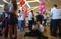 شاهد: مسابقة للتقبيل بمناسبة "عيد الحب" 