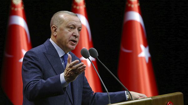 Erdogan sagte in Ankara, die syrische Regierung werde einen "sehr sehr hohen Preis" für Angriffe auf türkische Truppen bezahlen. Erdogan sagte in Ankara, die syrische Regierung werde einen "sehr sehr hohen Preis" für Angriffe auf türkische Truppen bezahlen.
