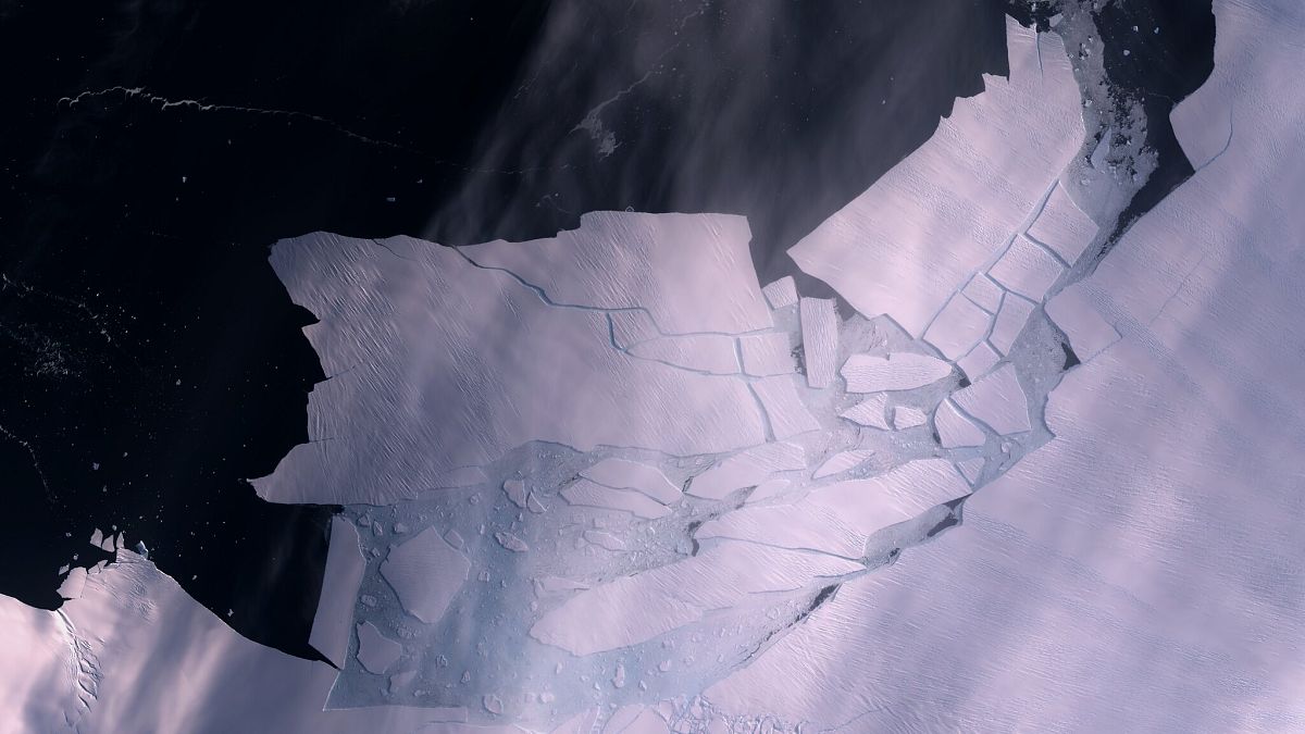 Imagen tomada por el satélite Sentinel 2 de la enorme masa de hielo que se ha separado del glaciar