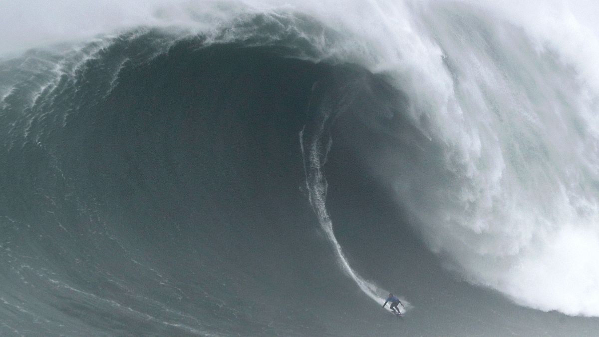 Una ola gigante engulle a un surfista en Nazaré