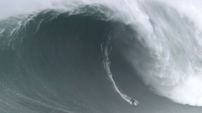 Una ola gigante engulle a un surfista en Nazaré
