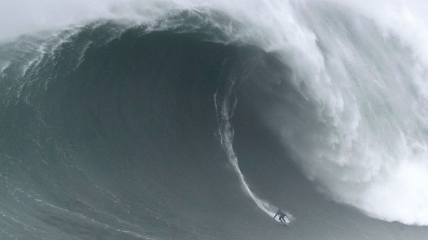 Una ola gigante engulle a un surfista en Nazaré Una ola gigante engulle a un surfista en Nazaré
