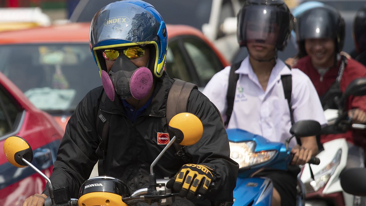 Tayland'da hava kirliliğinden korunmak için maske takan sürücüler