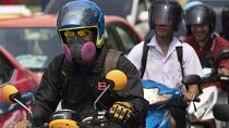 Tayland'da hava kirliliğinden korunmak için maske takan sürücüler