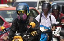 Tayland'da hava kirliliğinden korunmak için maske takan sürücüler
