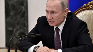 "Левада": всё меньше россиян доверяют Путину