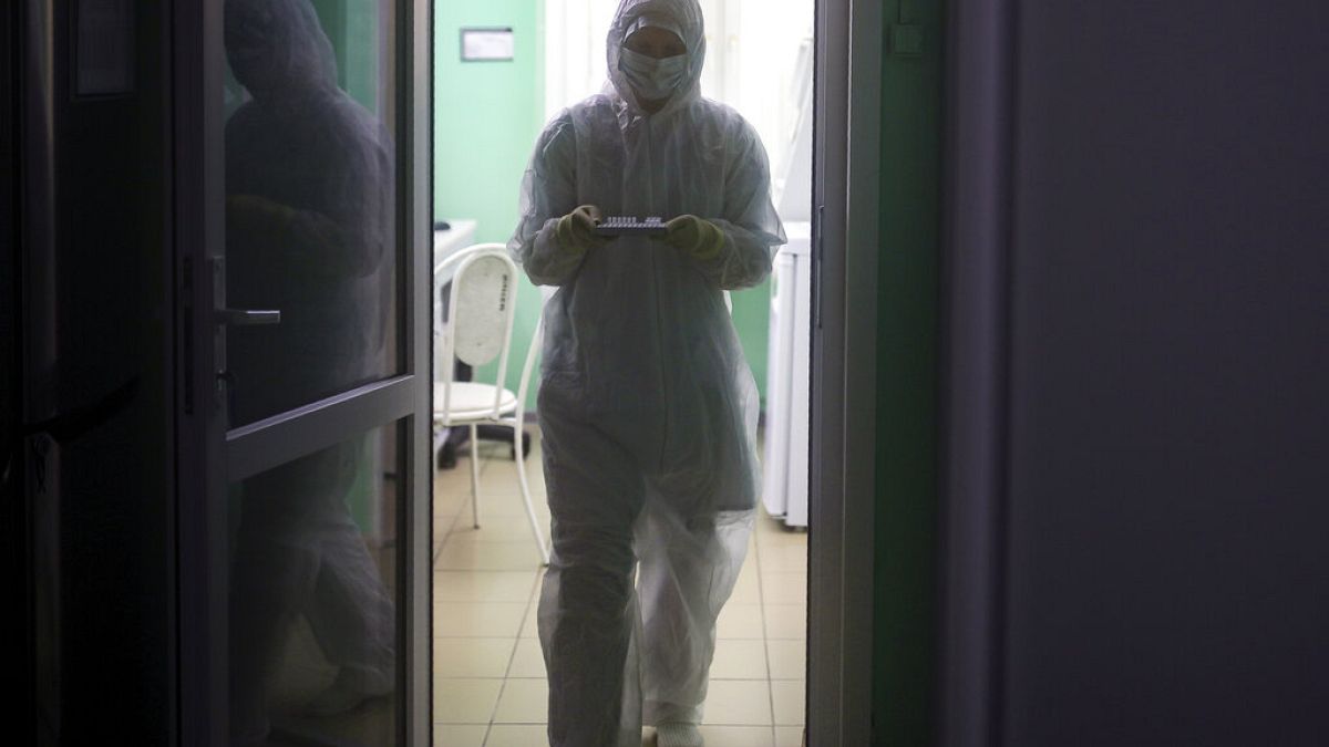 Egy egészségügyi munkatárs az orosz karanténban mintákat visz elemzésre - KÉPÜNK CSUPÁN ILLUSZTRÁCIÓ!