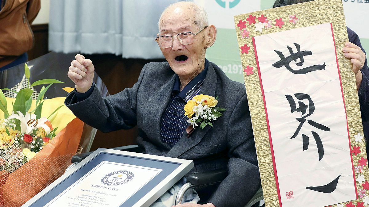 　شيتيتسو واتانابي 112 عامًا لحظة حصوله على شهادة موسوعة غينيس كأكبر رجل في العالم، نيغاتا  12 فبراير 2020. 