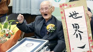 　شيتيتسو واتانابي 112 عامًا لحظة حصوله على شهادة موسوعة غينيس كأكبر رجل في العالم، نيغاتا  12 فبراير 2020.