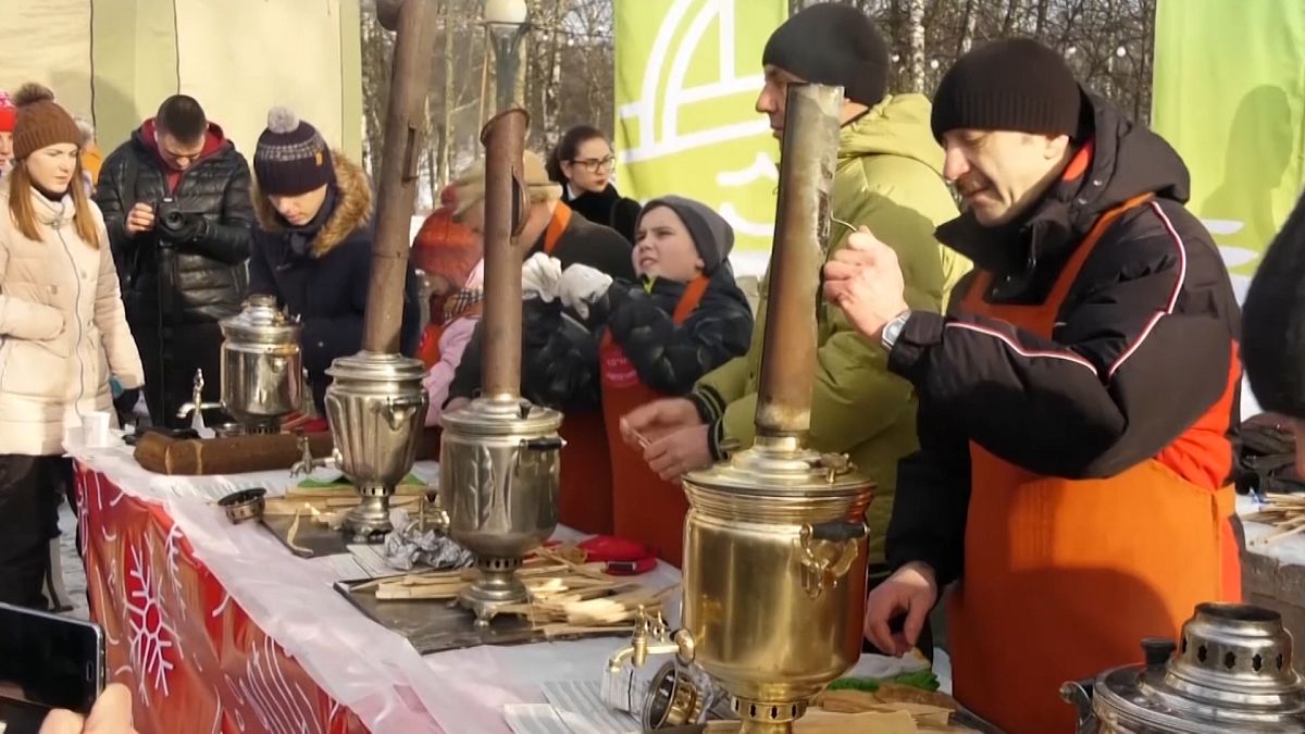 متسابقون يقومون بتحضير الشاي بالطريقة التقليدية في روسيا