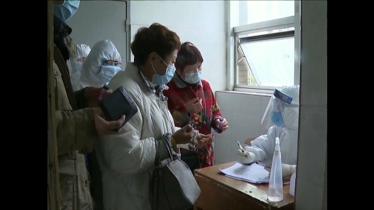 China se aferra a la esperanza: baja el número de muertos diarios por el coronavirus
