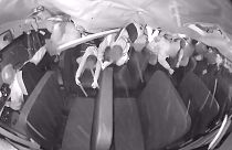 Kaza anı, otobüsün içerisinde bulunan güvenlik kamerası tarafından kaydedildi