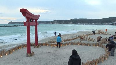 شاهد: يابانيون يضيئون شاطئاً بالشموع دعماً لعائدين من ووهان عزلوا صحياً
