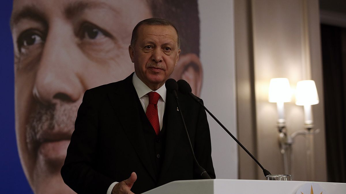 Erdoğan: Türkiye'nin karşısında hangi gavur varsa onun kılıcını çalanları ifşa edeceğiz