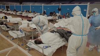 Las víctimas de coronavirus se disparan, con 242 muertos en un solo día