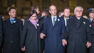 Der sächsische Ministerpräsident Kretschmer, dessen Partnerin, der Herzog von Kent und Steinmeiner bei der Menschenkette zum Gedenken in Dresden