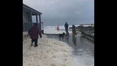  طوفان کیارا ساحل یک استراحتگاه تفریحی در جنوب غربی انگلستان را پوشیده از کف کرد