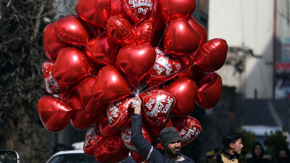 Suudi Arabistan'da Sevgililer Günü yasağı kalkıyor: Güller, kırmızı kalpler tekrar raflarda