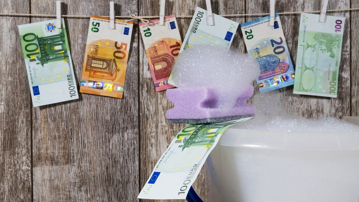 الاتحاد الأوروبي يحذّر دولاً أعضاء لتأخرها في اعتماد قواعده لمكافحة غسل الأموال