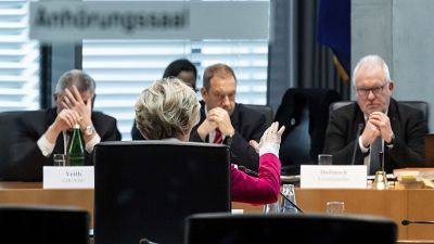 رئيسة المفوضية الأوروبية تقرّ بارتكاب أخطاء أثناء تولّيها وزارة الدفاع في ألمانيا