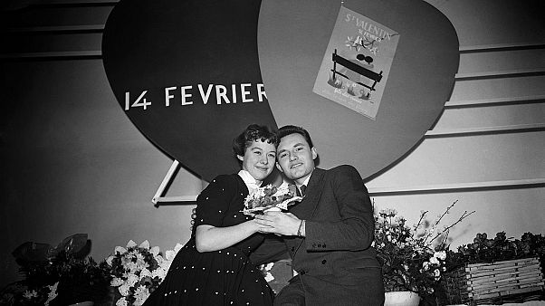 Fransa'da 50'lerde Sevgililer Günü yarışmasını kazanan bir çift Fransa'da 50'lerde Sevgililer Günü yarışmasını kazanan bir çift