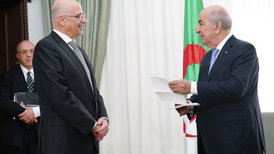 Ο Πρόεδρος της Αλγερίας Abdelmadjid Tebboune συνομιλεί με τον Έλληνα υπουργό Εξωτερικών Νίκο Δένδια