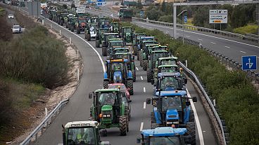 شاهد: مزارعون إسبان يغلقون طريقا سريعة احتجاجا على تدني الإجور 