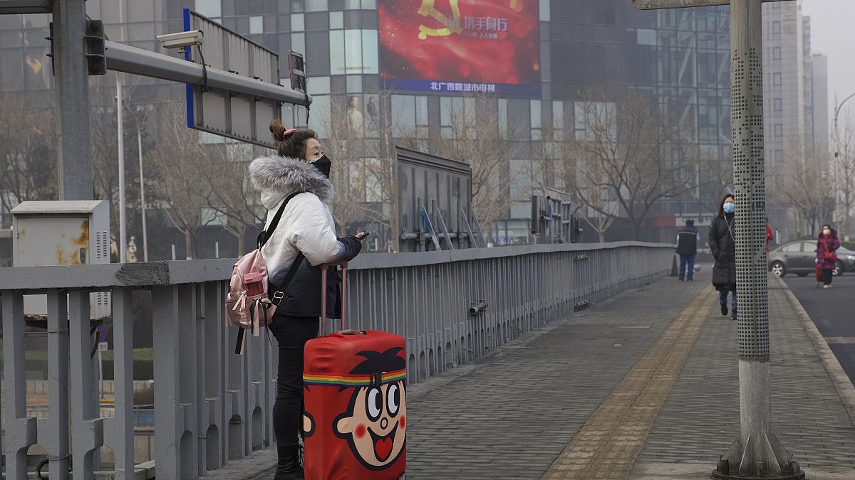 لافتة تتضمن الدعاية الحكومية للحرب ضد مرض COVID-19 في بكين 13 فبراير ، 2020. 