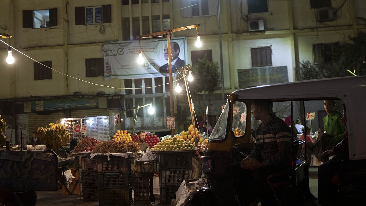 عربة توك توك في سوق للفاكهة في القاهرة 19 نوفمبر 2019