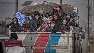 İdlib'den Türkiye sınırına yol alan Suriyeli göçmenler