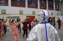 Habitantes de Wuhan en cuarentena bailan para pasar el tiempo en un hospital