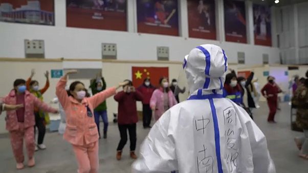 Habitantes de Wuhan en cuarentena bailan para pasar el tiempo en un hospital Habitantes de Wuhan en cuarentena bailan para pasar el tiempo en un hospital