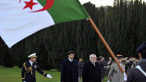 وزير المجاهدين الجزائري الطيب زيتوني برفقة وزير المحاربين القدامى والذكرى الفرنسي جان مارك توديسكيني وزير المجاهدين الجزائري الطيب زيتوني برفقة وزير المحاربين القدامى والذكرى الفرنسي جان مارك توديسكيني
