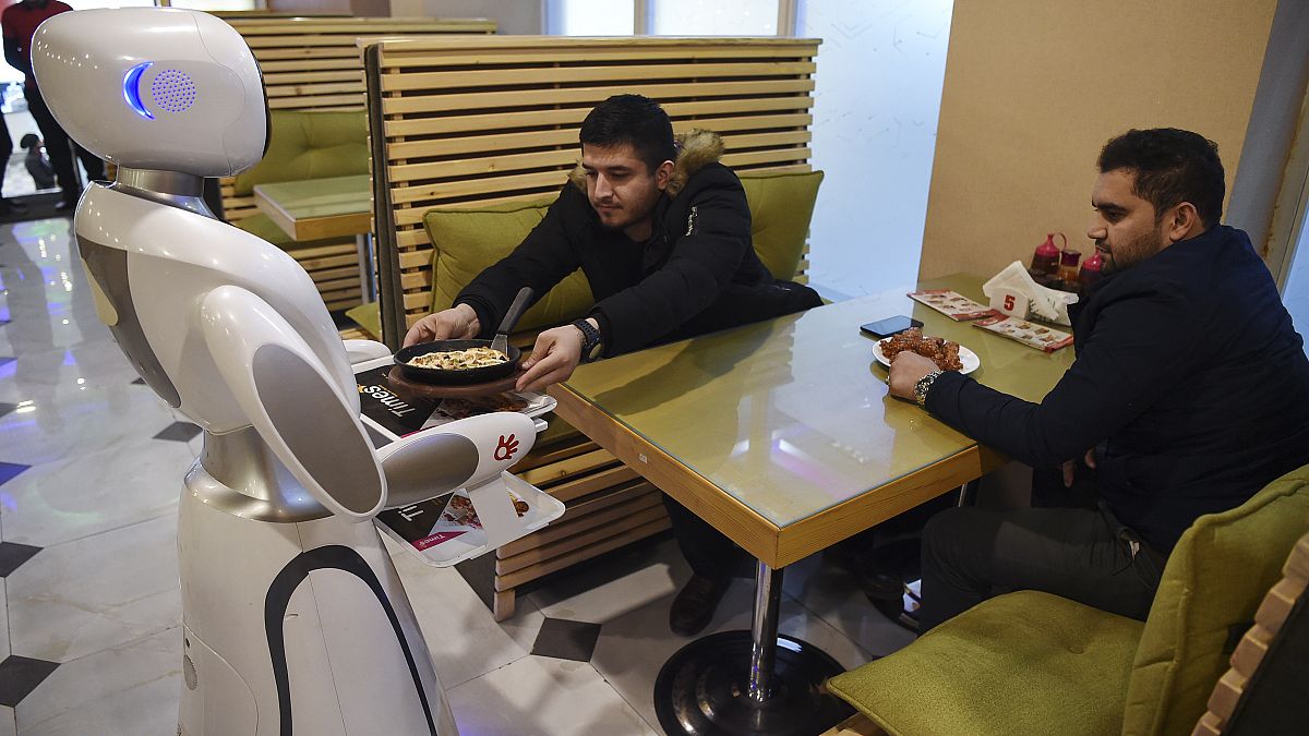 Afganistan'ın ilk robot garsonu Timea hizmet vermeye başladı: Hem merak hem endişe konusu oldu
