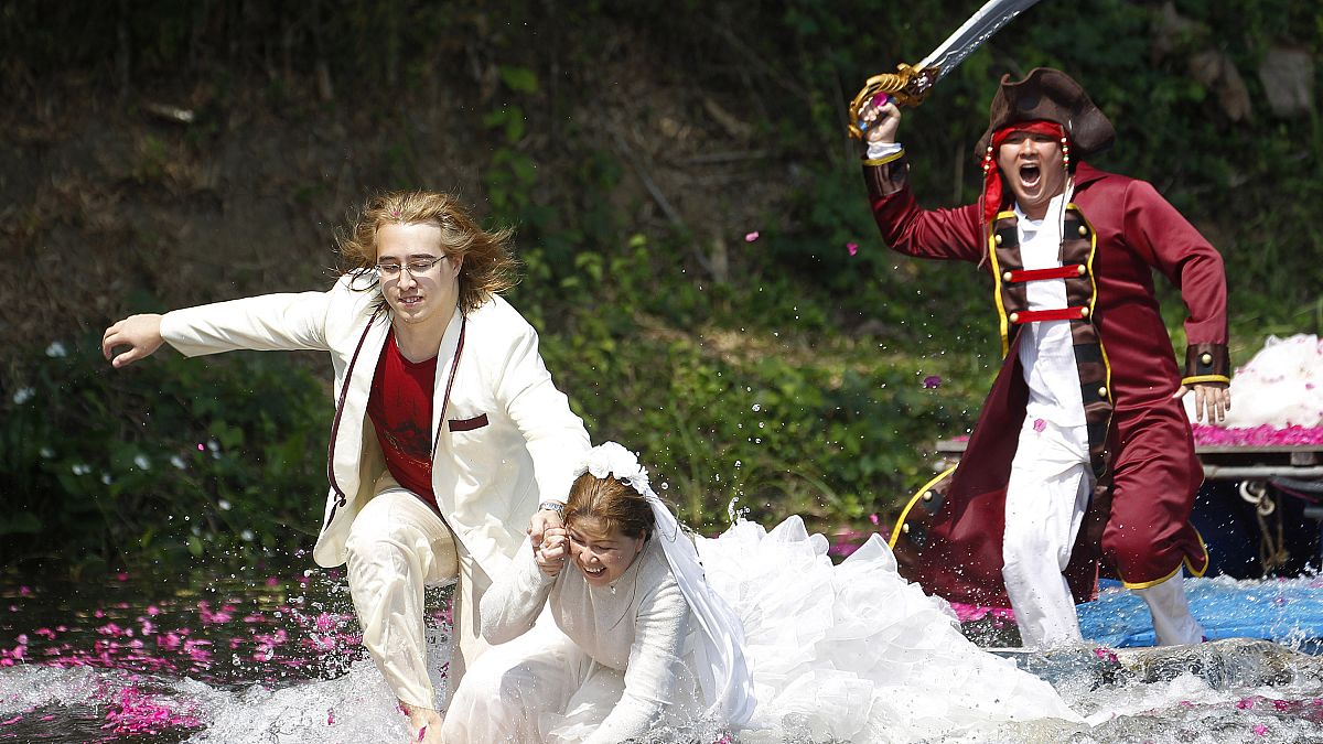 بازیگری در لباس دزد دریایی در جشن ولنتاین یک زوج را تعقیب می‌کند