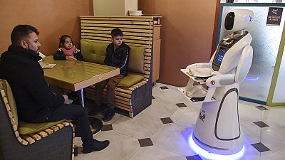 A primeira empregada de mesa robô do Afeganistão