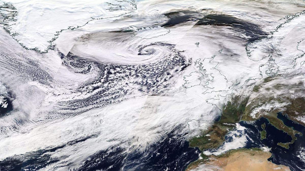 La tormenta Dennis el sábado entre Escocia e Islandia, en su máximo apogeo. A la izquierda se aprecia la otra borrasca que se "fusionó" con Dennis.