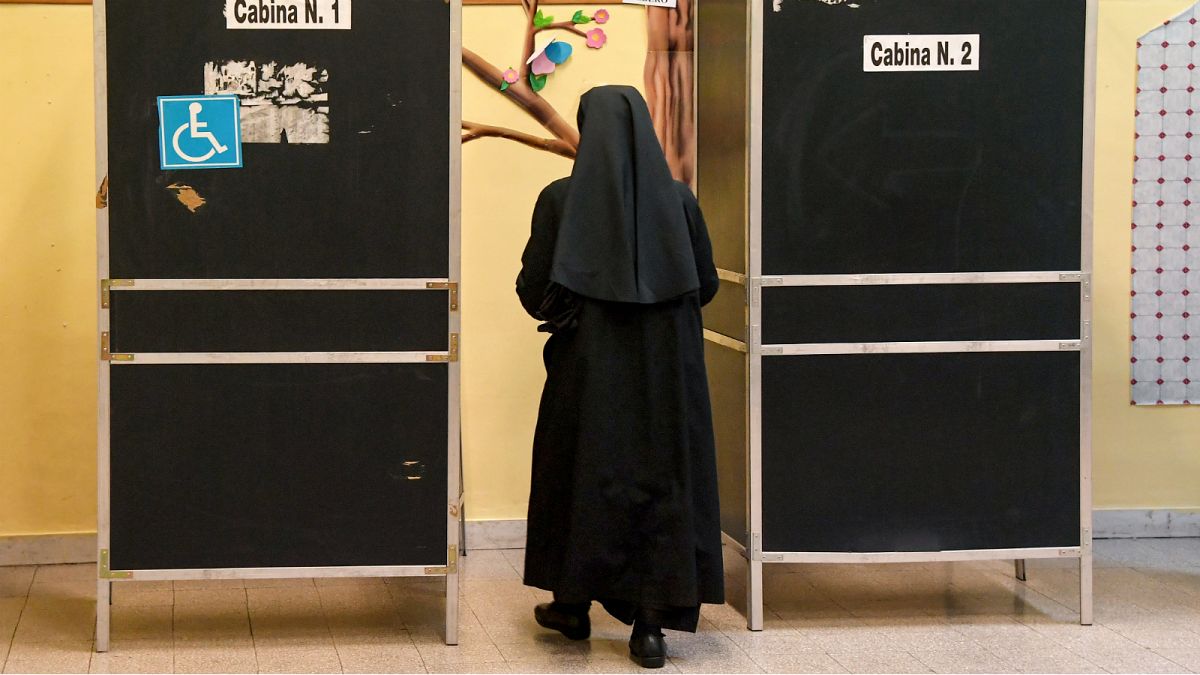 الشرطة الإيطالية تعتقل راهبة "مزيّفة" فرّت من وجه العدالة وتوارت بين الأديرة
