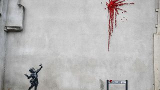 Ο Banksy τίμησε την ημέρα του Αγίου Βαλεντίνου με έργο στο Μπρίστολ